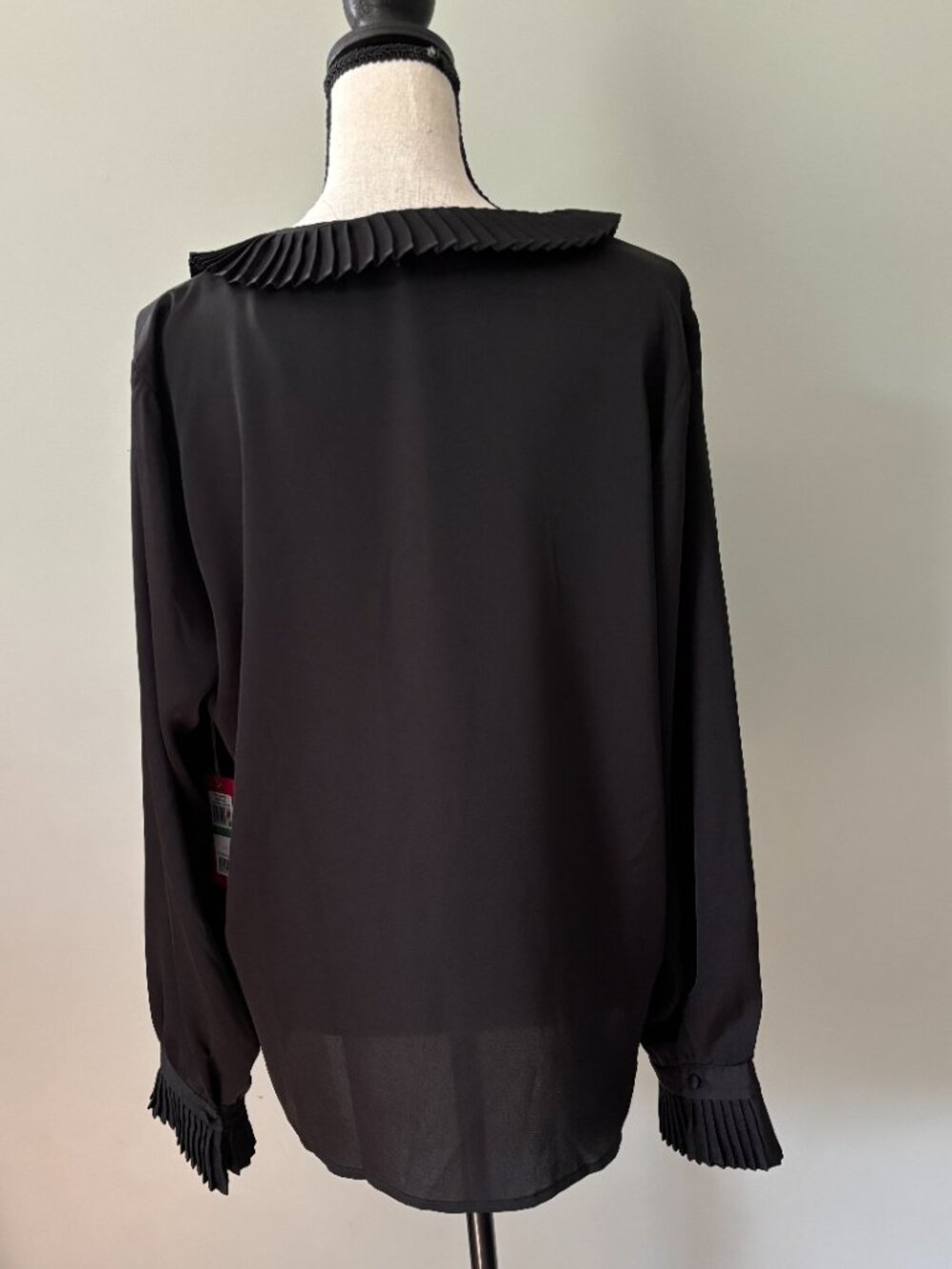 Vince Camuto Black Pleated Ruffle V-Neck Blouse Size L NWT - Picture 3 of 7